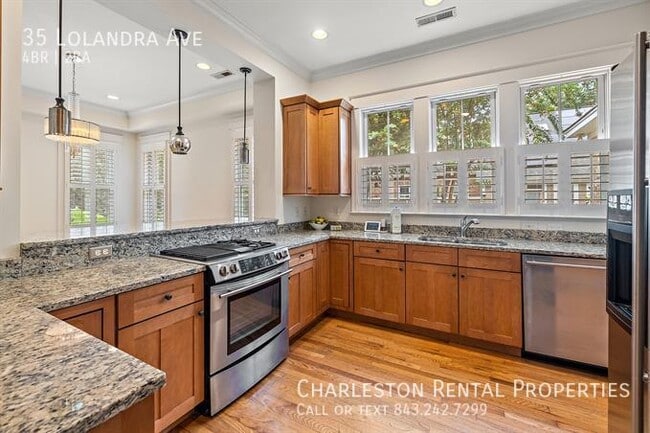 Building Photo - 35 Lolandra Ave