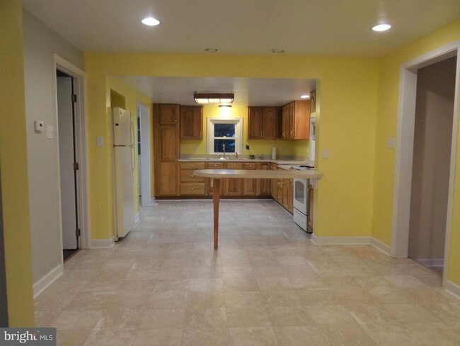 Building Photo - 668 Broad St