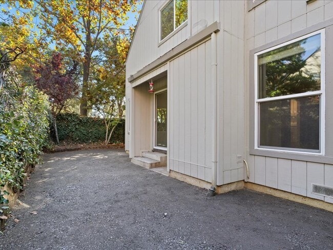 Building Photo - 1304 Foothill Dr