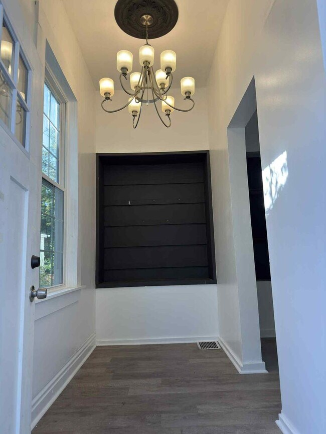 Building Photo - Charming Fully Renovated 2 Bedroom Home with Tall Ceilings & Covered Patio