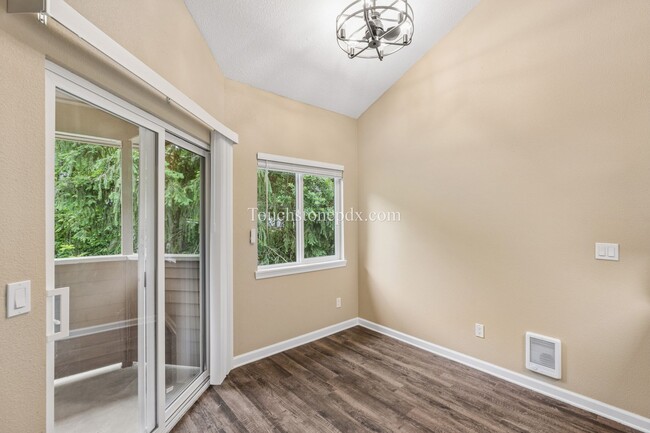 Building Photo - Light Filled Clackamas Condo with Covered Balcony and Community Amenities
