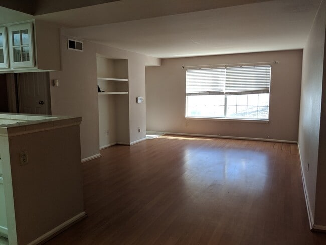 Building Photo - Englewood/DTC Ground Floor 2 Bedroom 2 Bath Condo For Rent - Great Location and Amenities
