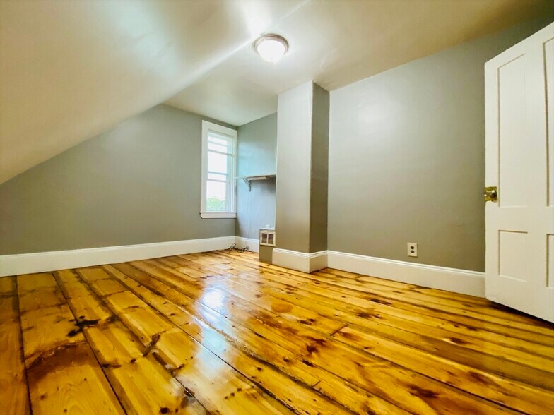 Building Photo - 18 Montvale Ave