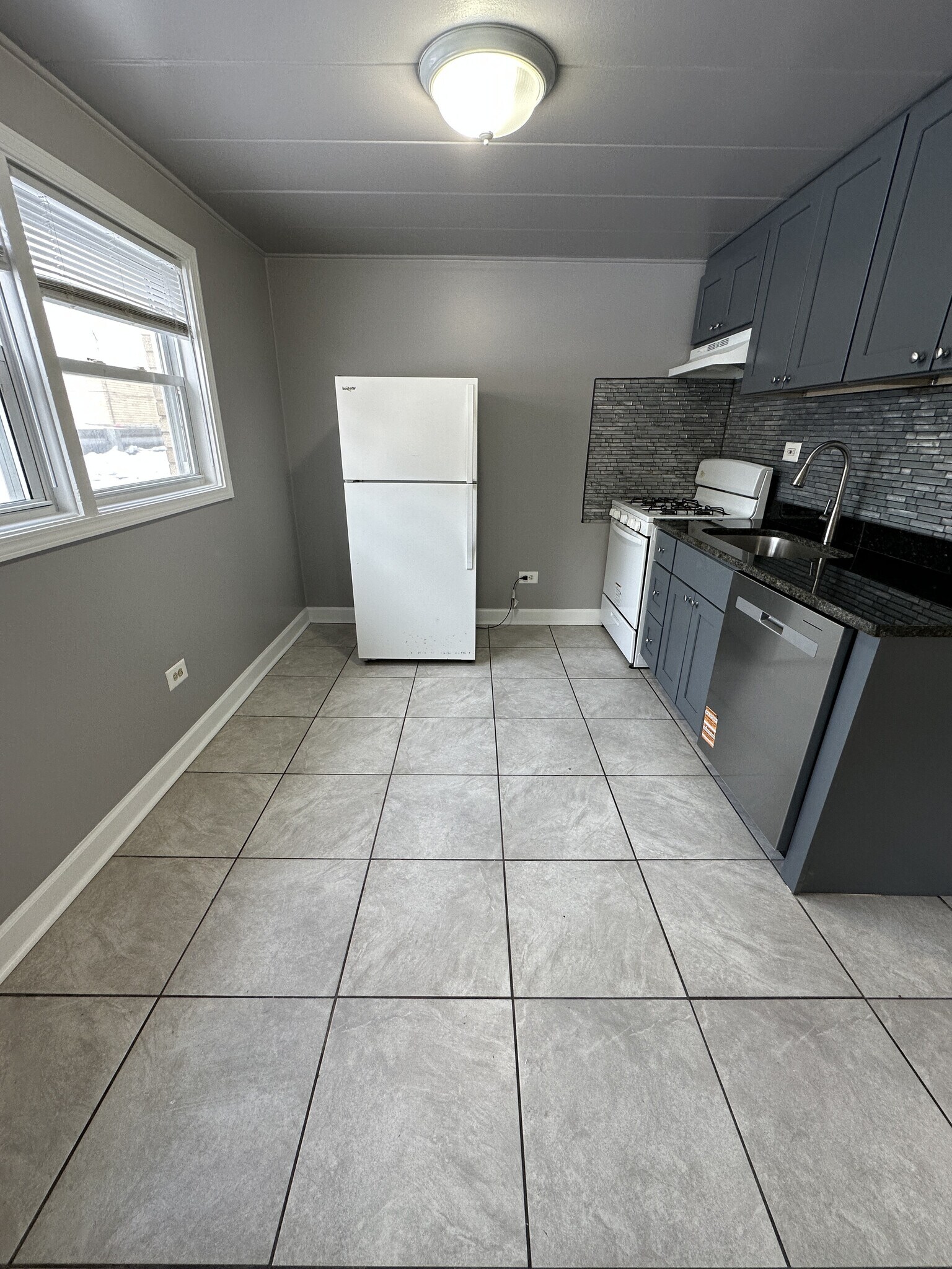 Building Photo - 9632 Ivanhoe Ave