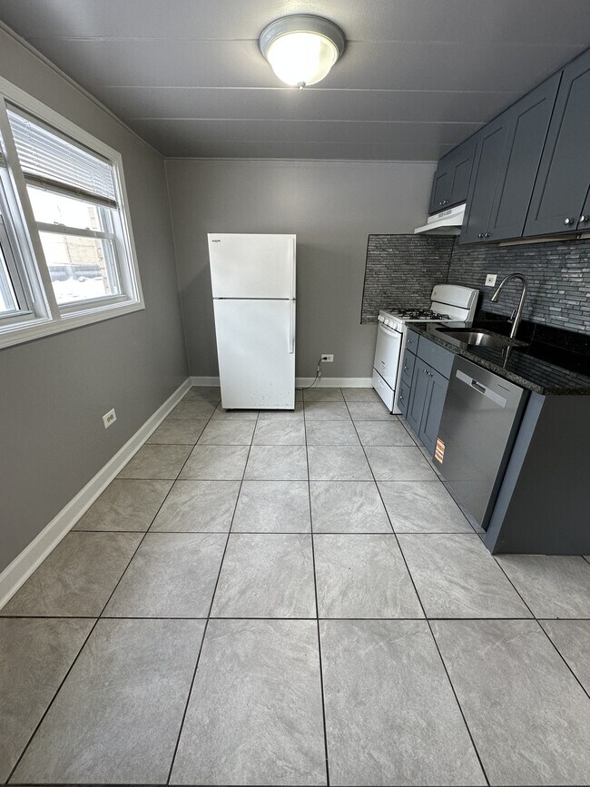 Building Photo - 9632 Ivanhoe Ave