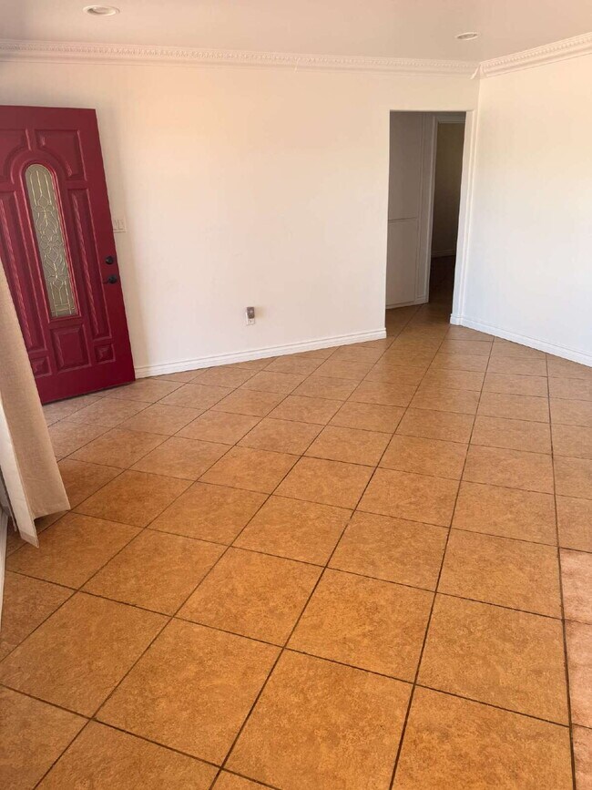 Building Photo - $3,200 - 3 Bed / 1 Bath House in Chula Vista with a Large Yard!