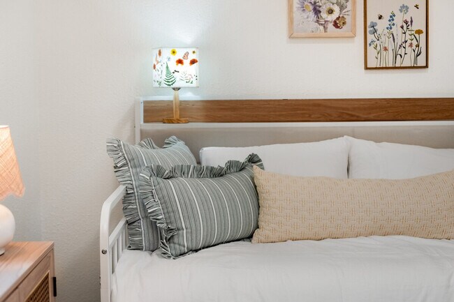 Building Photo - 838 SE Tacoma St