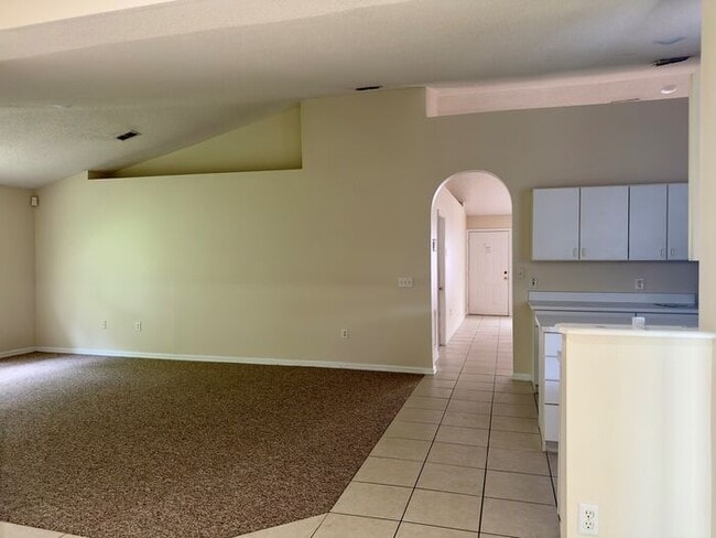 Building Photo - Large 4/2 Single Story Home