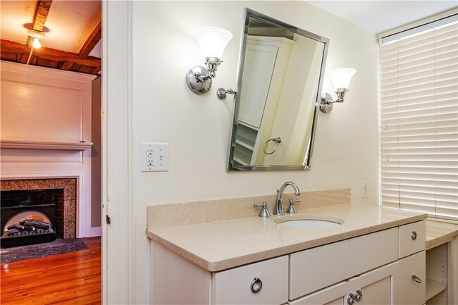 Building Photo - 19 King St