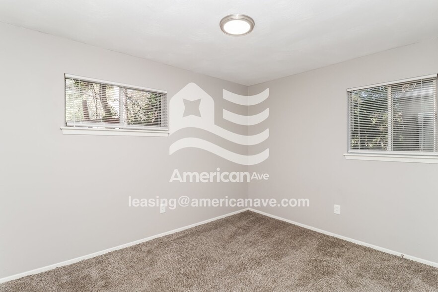 Building Photo - 2640 Greenfield Ave