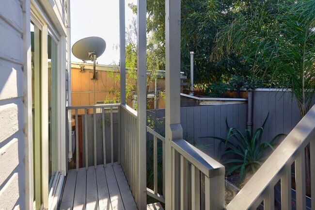 Building Photo - Sleek and modern 2 bed/2 bath in the heart of The Mission -- Walkers dream -- Must See!