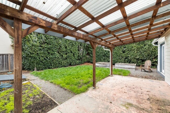 Building Photo - 2 bedroom 1 bath with full basement in Sellwood!