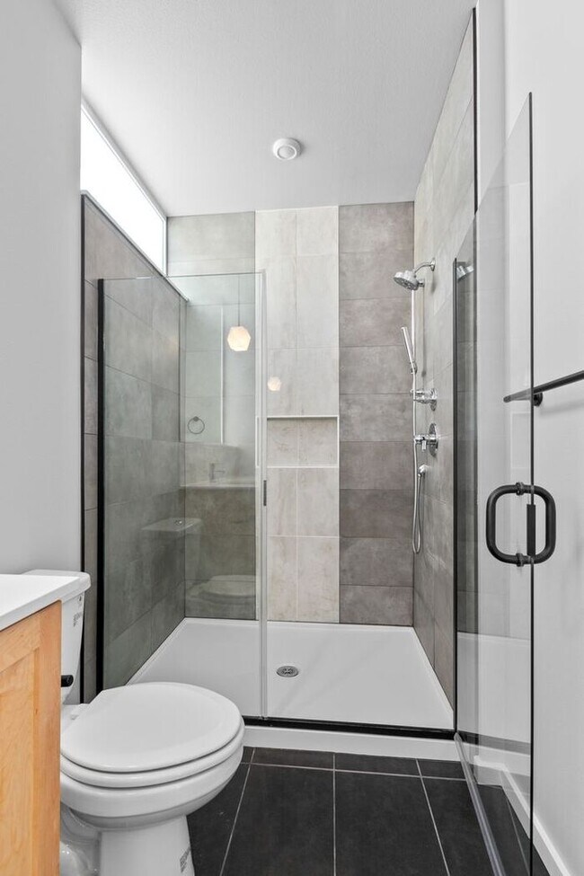 Building Photo - Stunning Othello Park Designer Townhome wi...