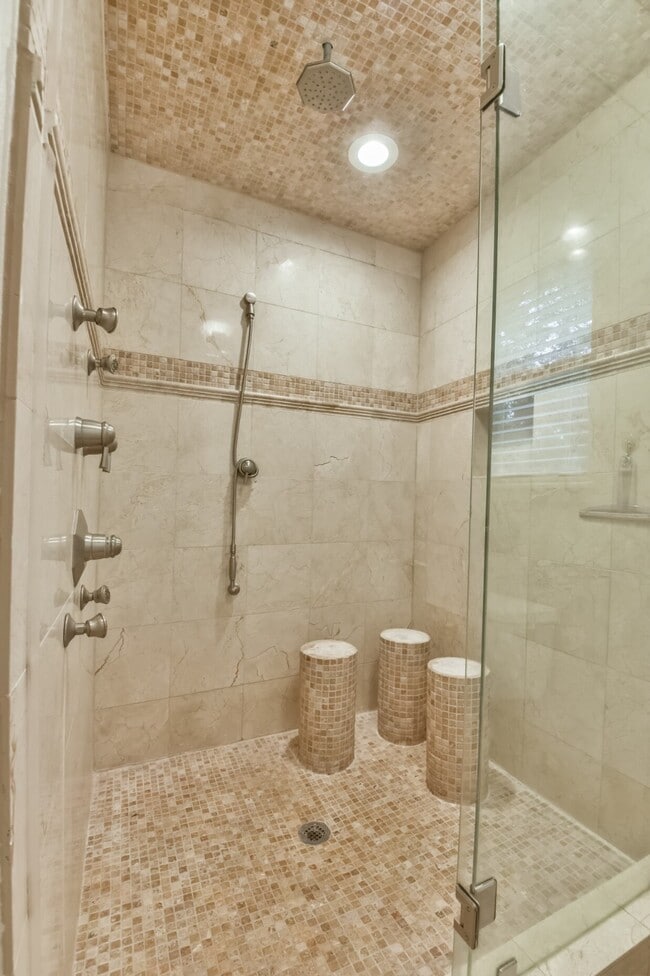 Building Photo - 20 Tulip Hill Ct