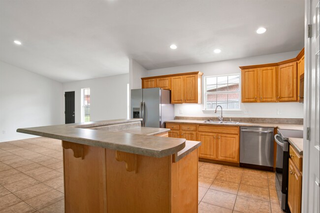 Building Photo - 3 Bedroom Scenic Heights Home