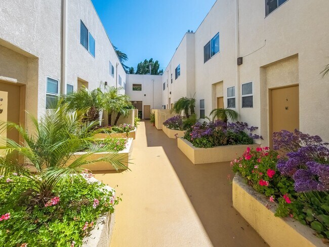 Building Photo - Luxury Living in Toluca Lake!