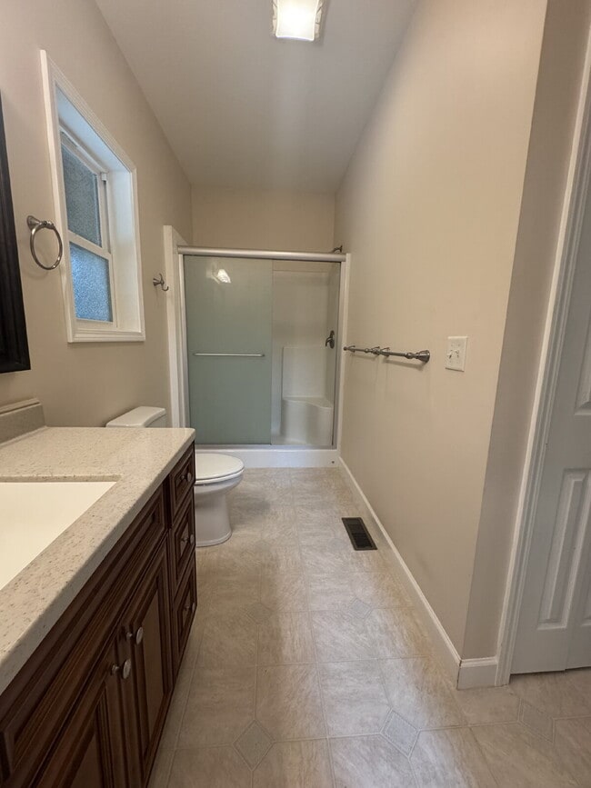 Building Photo - "Charming 3-Bed Retreat in Hendersonville with Cozy Fireplace."