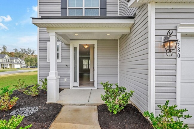 Building Photo - 4 Bed/2.5 Bath in The Commons