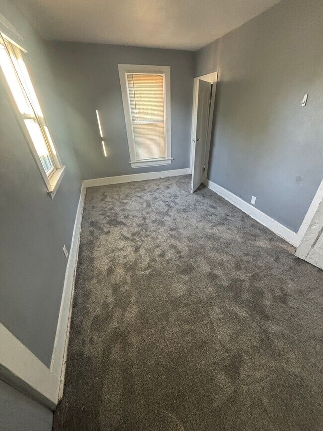 Building Photo - Large 4 bedroom 2 bathroom House