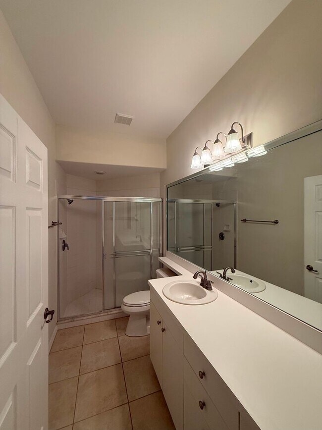 Building Photo - Spacious 2+Den Villa in Desirable Gateway Greens