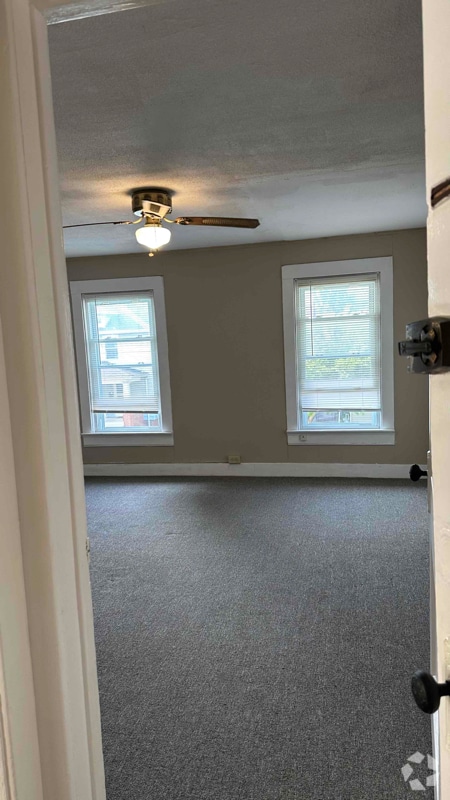 Building Photo - 823 Putnam St