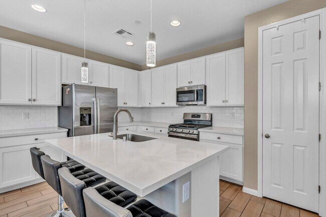 Building Photo - 688 Monroe Hl Pl