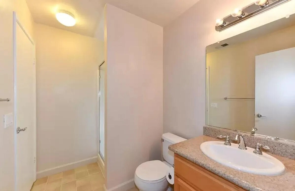2nd Bathroom - 2915 N Texas St