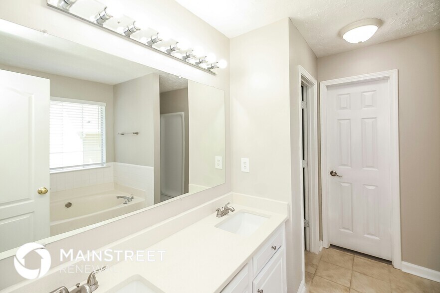 Building Photo - 11771 Fairway Overlook