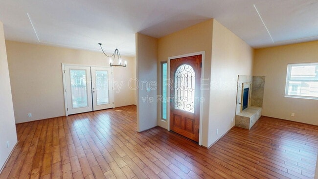 Building Photo - 2025 Cypress Ave.