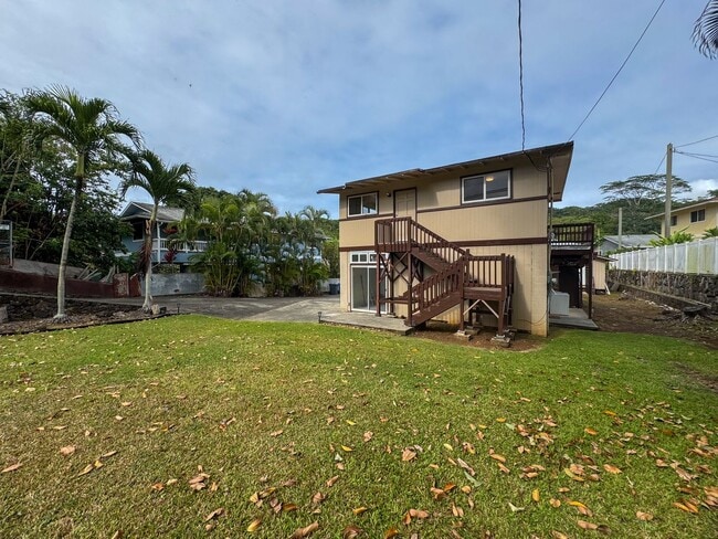 Building Photo - STUDIO/1BA/2PKG. High Ceilings, Shared Yar...