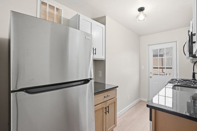 Building Photo - **Private Bloomfield 2BR Retreat – Walk to Liberty Ave, Steps from It All (15224)**