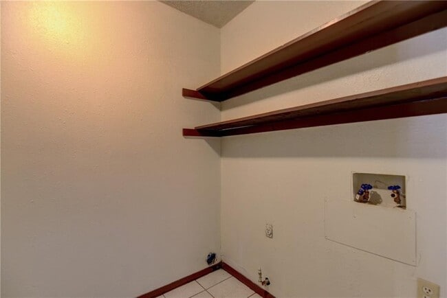 Building Photo - 3 Bedroom/2Bath/2Car Duplex- 2 Car Garage-1.5 from Chilsholm Creek
