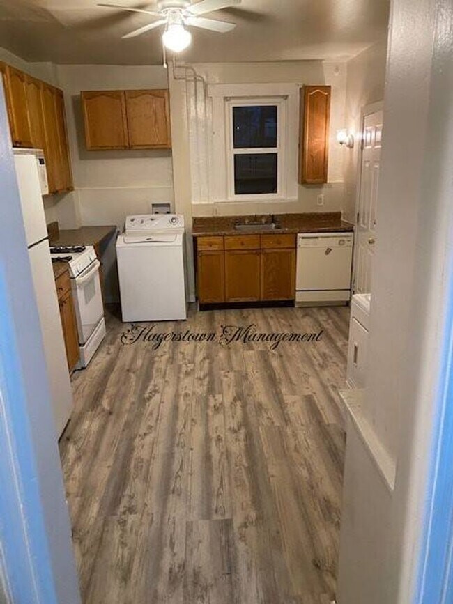 Building Photo - Newly Renovated - Off Street Parking & Fen...