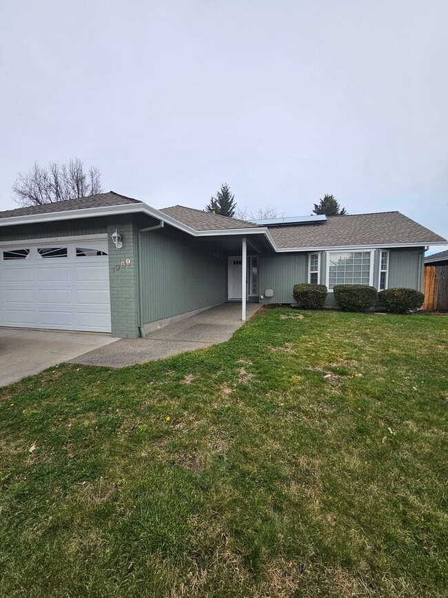 Building Photo - Lovely Central Point Home in Convenient Location