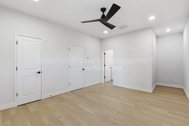 Building Photo - 2204 Lou Ellen Ln