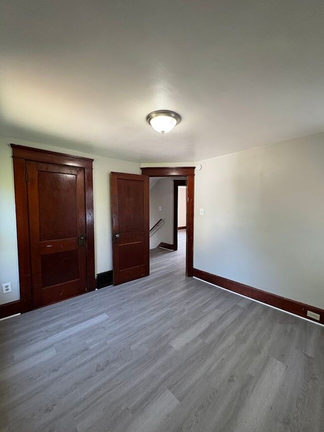 Building Photo - Three bedroom one bathroom home for rent