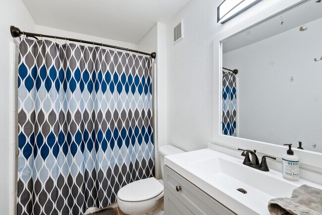 Building Photo - 7424 Vista Way