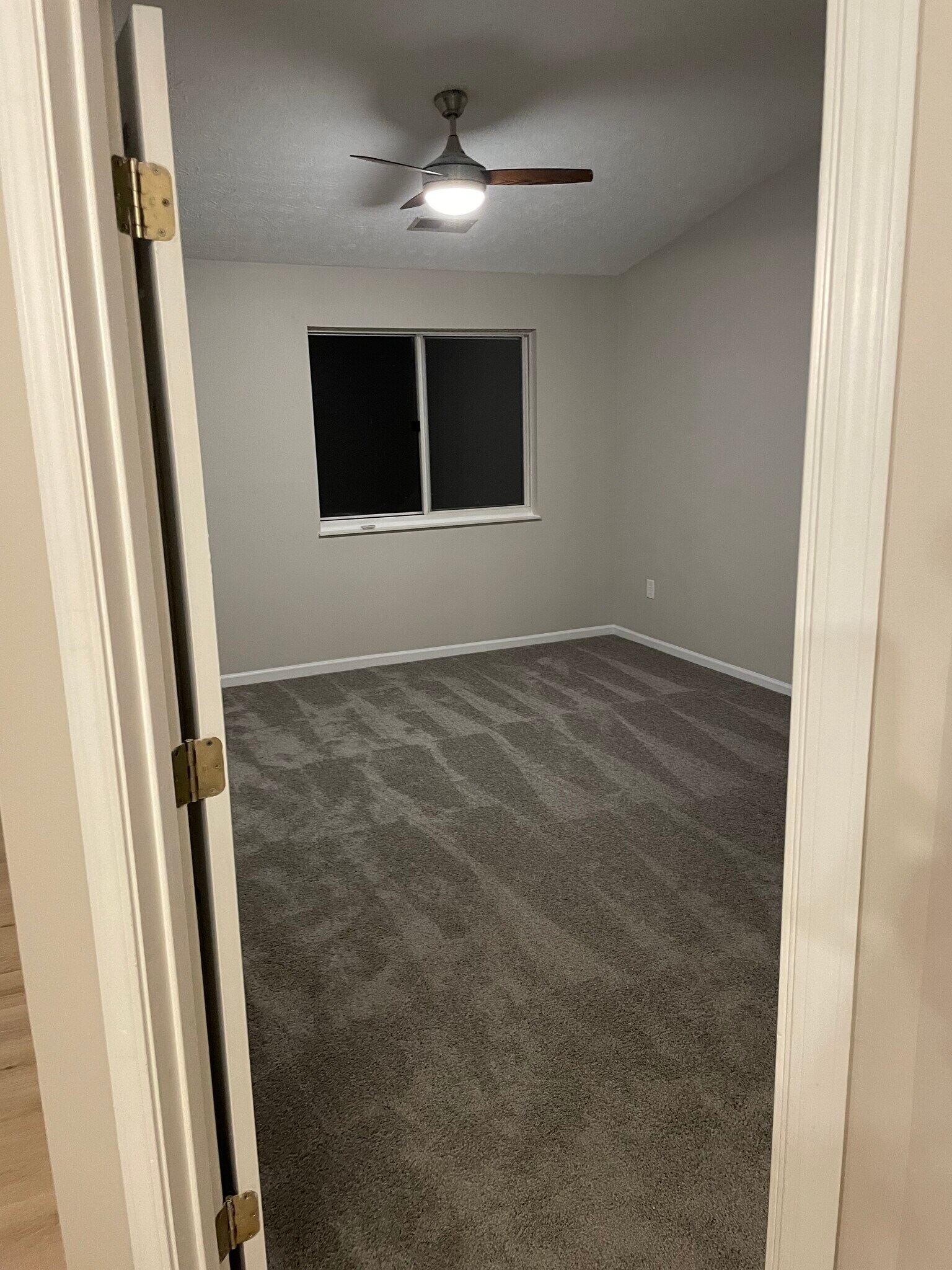 Building Photo - 400 Lakeview Dr