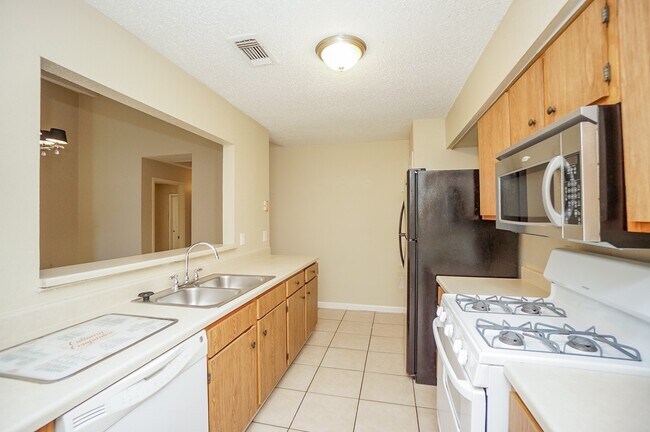 Building Photo - 20143 Beechview Ln
