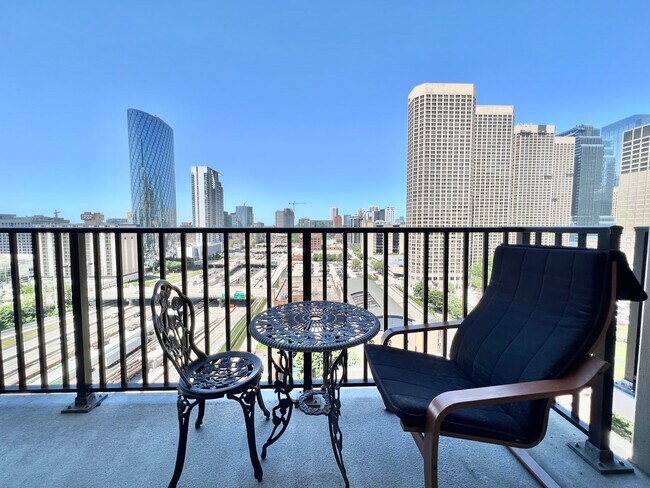 Building Photo - 210 S Desplaines St