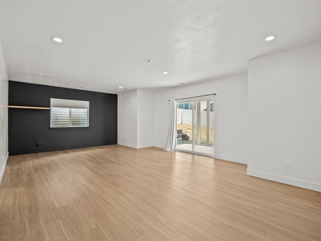 Building Photo - 5 Bed / 3.5 Bath Home in Saratoga Springs – Spacious Living Near Utah Lake