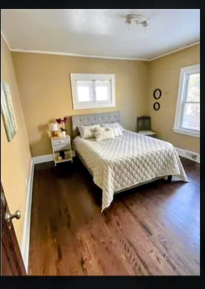 Building Photo - 2642 Queen Ave N