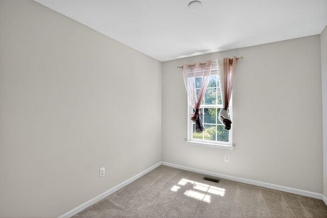 Building Photo - Pet Friendly 3 level End Unit Town Home wi...