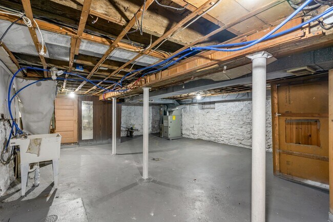 Building Photo - Spacious 4 Bed, 1 Bath Home w/ Bonus Rooms, Off-Street Parking - Available Now in Sheraden!