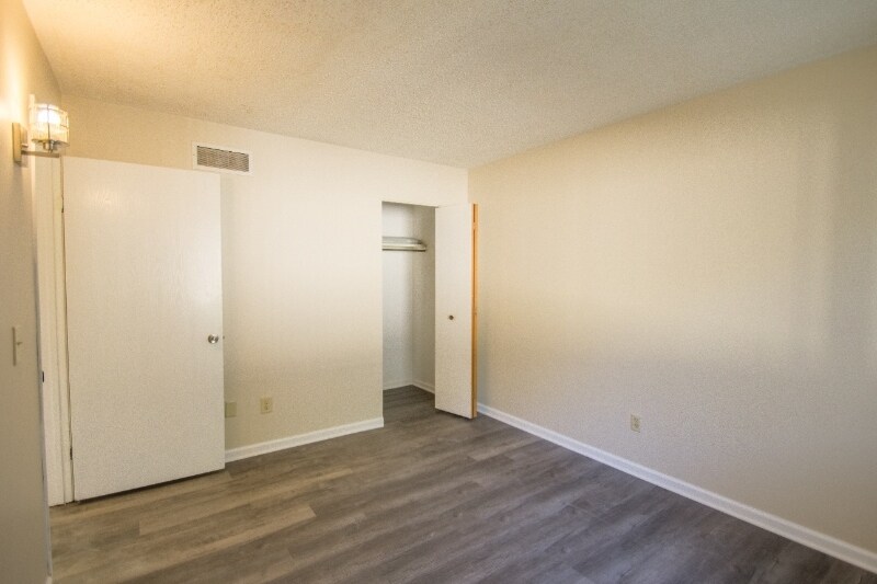 Building Photo - 221 Peppertree Ln