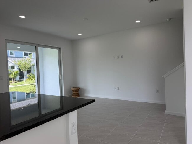 Building Photo - 4402 Longwood Lake Sq