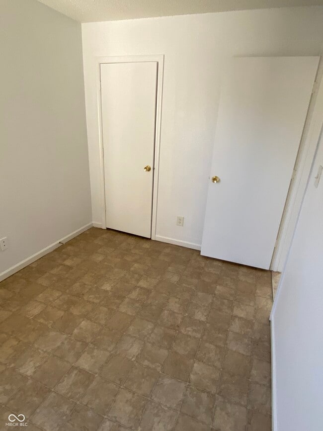 Building Photo - 5251 Bluff View Dr