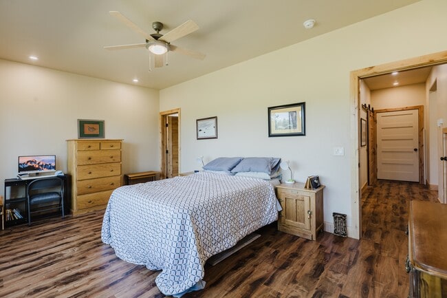 Building Photo - 642 Twincreek Cir