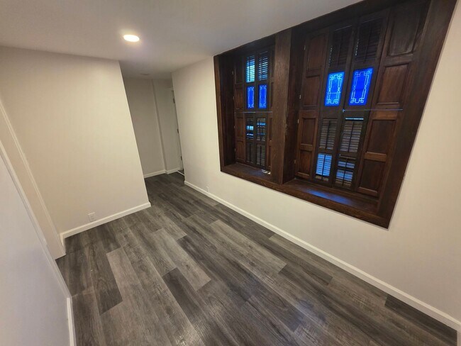 Building Photo - Newly Renovated 3 Bed Apartment *MOVE-IN S...