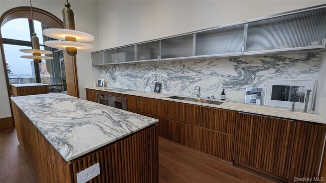 Building Photo - 135 E 47th St